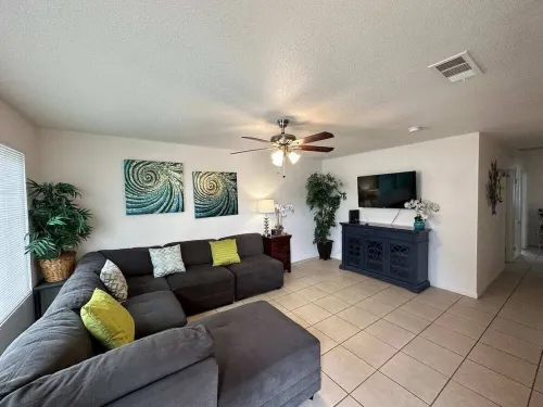 Spacious Retreat 4 Bdr House! Hotels in Hanford