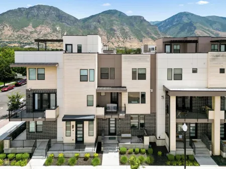 Superb 4-bedroom townhome in Provo with AC, WiFi Отели в г. Прово