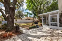 Newley Remodeled and Furnished, Cozy House 5 Minutes From Downtown!