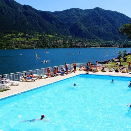 Directly on the lake with terrace