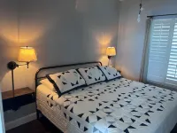 Lake Granbury Cottage, Just steps from the historic square! Отели рядом с достопримечательностью «In The Pink Wellness Center»