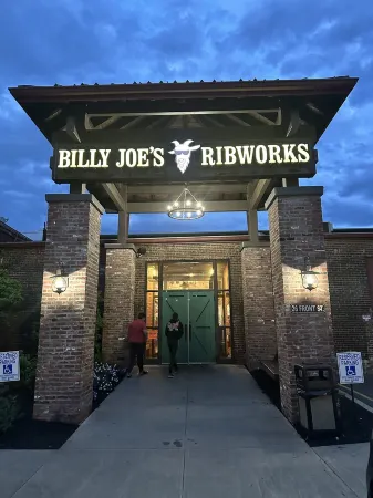 Serene Hudson Valley Escape in Historic Montgomery with Hottub,Pool,King Suite