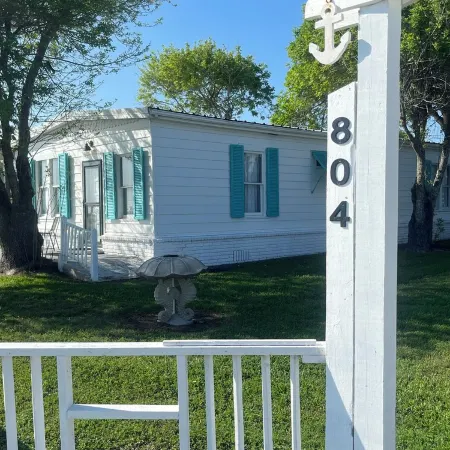 3-bedroom updated fishing cabin on the bay in Seadrift with WiFi & Central AC
