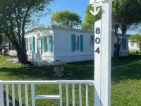 3-bedroom updated fishing cabin on the bay in Seadrift with WiFi & Central AC