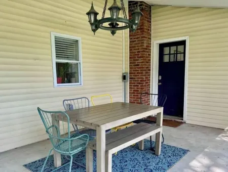 Spacious Farmhouse in Douglas; Walk to Downtown, Waterfront & Saugatuck! Отели в г. Дуглас