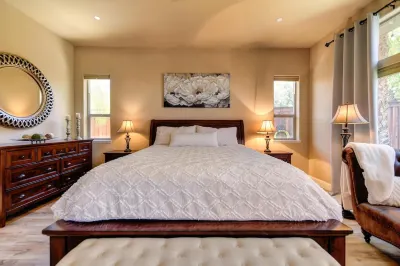 3,000sqft oasis with pool/spa/vegetable garden. Great location!!! Maidu Museum & Historic Site附近的飯店