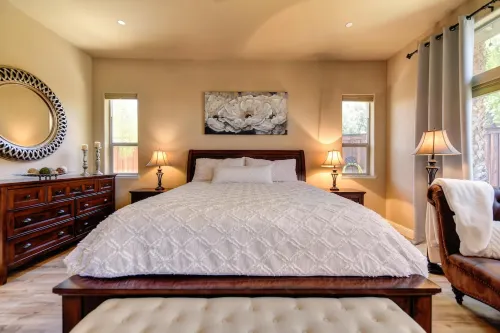 3,000sqft oasis with pool/spa/vegetable garden. Great location!!!