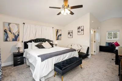 Modern home, Dog Agility Run, Game Room, Fire Pit & New Playground Hotels near Staples