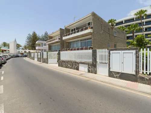 Apartment in Maspalomas with spacious garden, 30 m to the beach. Private garage