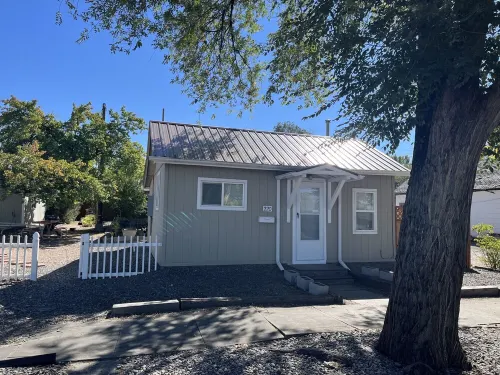 Cheerful historic Townsend Park bungalow in the heart of downtown!