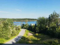 Lowell's Getaway.  Kayaking, beaches, dining and AC from this water view home. Hotels in Harpswell