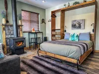 Relax with amazing 360° mountain views in this cozy Alaskan tiny cabin!