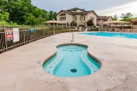 2 Bd GROUND FLOOR, Pointe Royale Golf, INDOOR POOL,  and Lake Taneycomo fishing