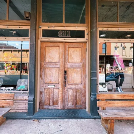 The Landing at Main Street Suites: Cozy apartment in downtown Van Buren, AR