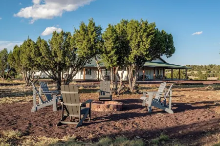 Wide open spaces getaway Отели в г. Апачи