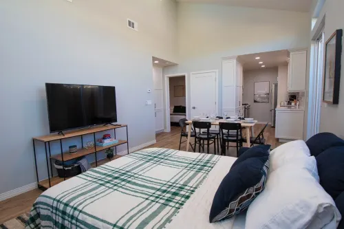 Luxe Hideaway: Private Patio, BBQ, Wineries, 20 Min to Beaches, King Bed