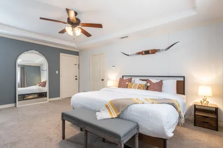 Cowboy pool, BBQ, pool table, firepit, fiber internet, WFH