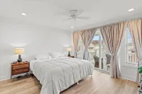Steps to Beach: Ocean Views, 5 Decks, 3 Cars, Loaded with Amenities! - 3 stjerner