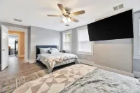 Wichita home, by the river, spacious 9 beds-game room with pool table, 1gb Wi-Fi Hotels near Exploration Place