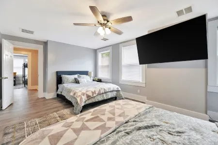 Wichita home, by the river, spacious 9 beds-game room with pool table, 1gb Wi-Fi Отели рядом с достопримечательностью «The Keeper of the Plains»