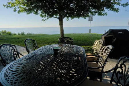 Luxury Lakefront Retreat: Panoramic Views, Game Room, Fire Pit Swings & More Отели в г. Ashtabula County