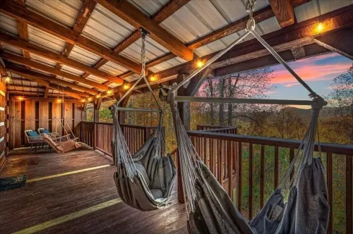 Amazing Spring View! Pool, King Bed, Hot Tub, Xbox