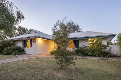 Beach Retreat - Family & Pet Friendly + only 400m from beach