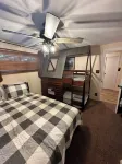 Cozy Cabin Retreat in Munds Park 파인우드 트레일헤드 주변 호텔