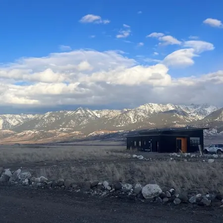 Modern 3 bedroom home on 20 private acres in Paradise Valley