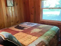 Secluded lakefront family retreat for a relaxing getaway in the north woods イタスカのホテル