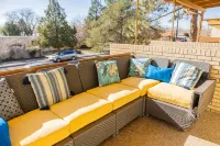 Large duplex w/6 bedrooms, 4 baths, 2 living rooms, washer/dryer. Pet friendly!