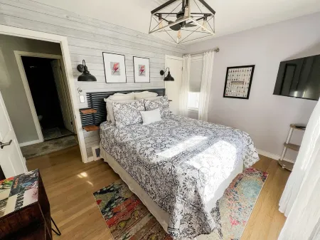 Cute & cozy family-friendly Royal Oak ranch close to downtown and highways!