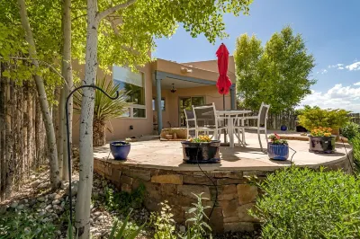 Large, Colorful, Santa Fe-Style Home SWAN 공원 주변 호텔