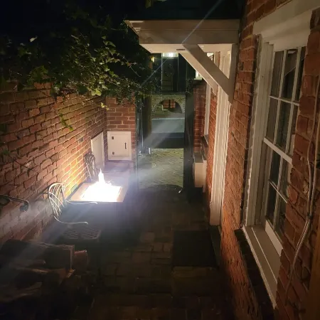 Washington Family Property, Lower Carriage House in Old Town on 107 S Lee Street Отели в г. Александрия