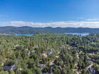 Calgary Haus - woodsy cabin vibes surrounded with nature, comfort, and style