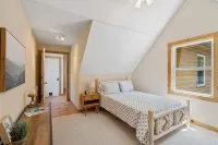 Luxury Bryce Cabin w/ Hot Tub, Mountain Views, Theater, Game Room, Firepit!