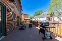 Cozy Log Cabin/Mountain Views & Rushing Creek/Pet-Friendly