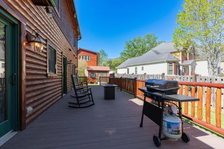 Cozy Log Cabin/Mountain Views & Rushing Creek/Pet-Friendly