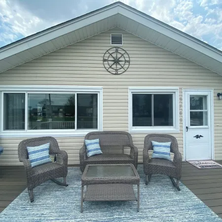 Cozy cottage with lake view! 20 min from Cedar Point, Kalahari, & Sports Force!