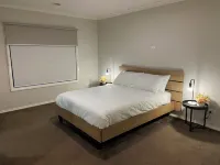 Modern waterfront luxury escape near Shepparton - 4-Star