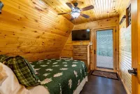 Dream Maker Cabin w/Hot Tub - Sleeps 6