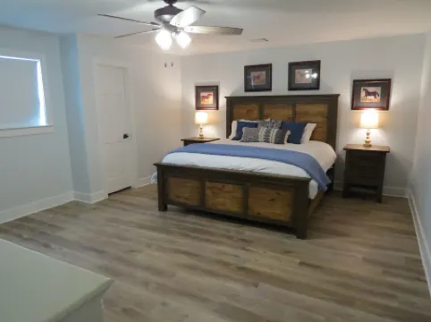 Newly remodeled townhouse with easy access to quaint, downtown Salado.