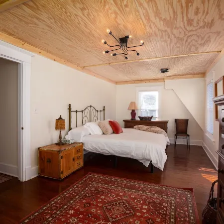 The Lodge House - Centrally Located Cheerful 5BR - Minutes to Gore! Отели в г. Джонсберг