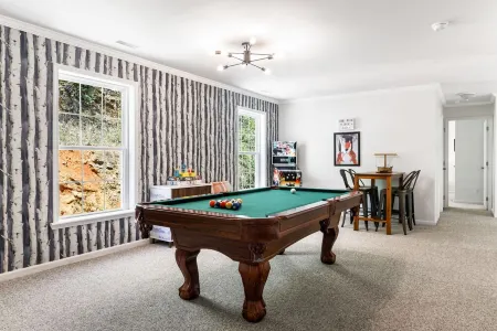 3 minutes to Pisgah Forest Entrance! - Game room - Fire pit Отели в г. Бойд