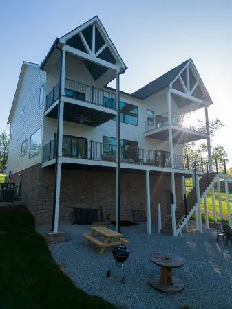 Lakeshore Modern!  Lake Front with Platform Dock and 2 Kayaks, Firepit and Views