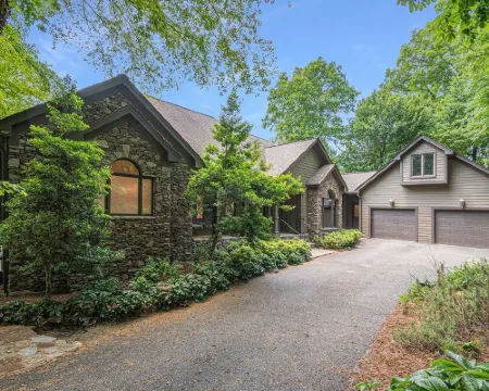 Big Canoe Mountain Home with Spectacular Mountain Views - Game room! โรงแรมในPickens County