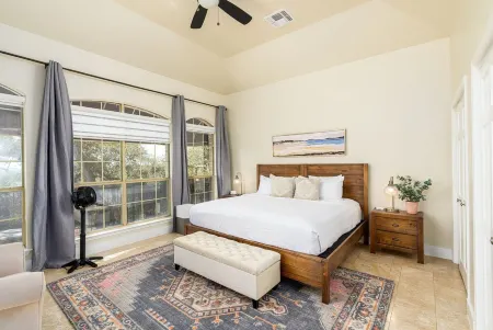 Vista Estate: Luxurious Heatable Pool, Basketball Court, and City Views