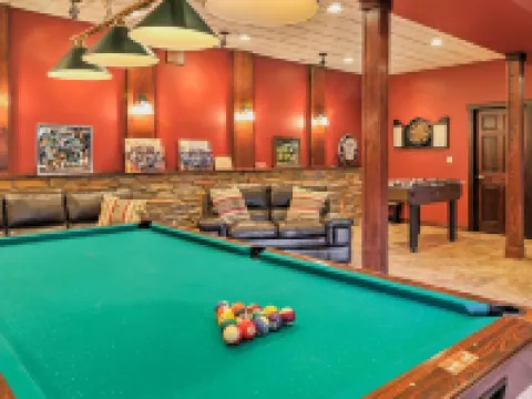 NEW! FOLEY'S LOG CABIN with Hot Tub Hotels in Shawangunk