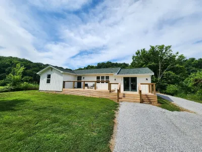 Family-friendly, playroom w/ air hockey & arcade games, hot tub, mountain views!