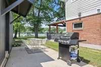 Lakeside Bliss: Spectacular Lake Views and Access!